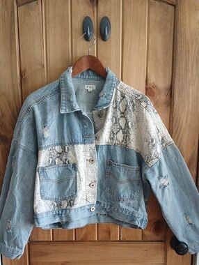 POL Relaxed Crop Denim Jacket - Medium